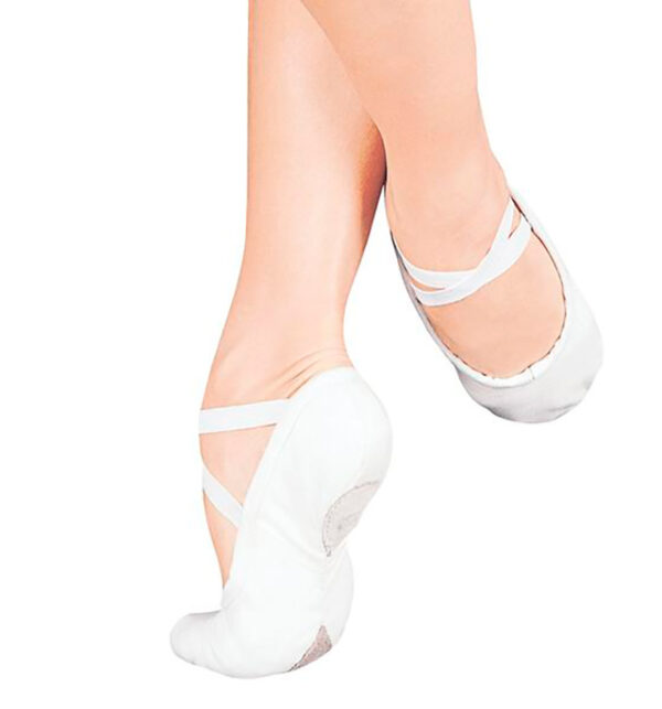 Balletschoen van elastisch canvas met elastieke bandje en spit sole.