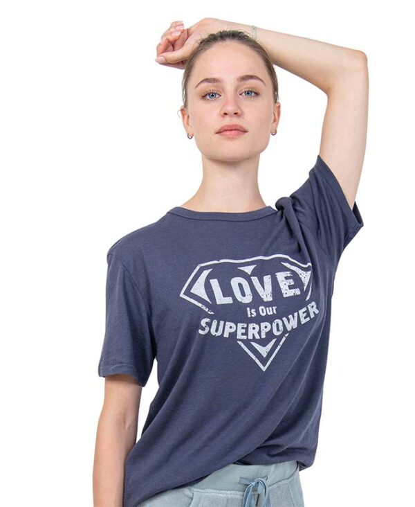 Blauw t-shirt met opdruk: love is our superpower